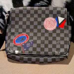 Louis Vuitton messenger